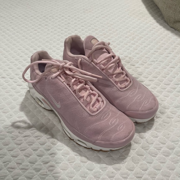 Nike pink women’s shoes - Picture 2 of 2